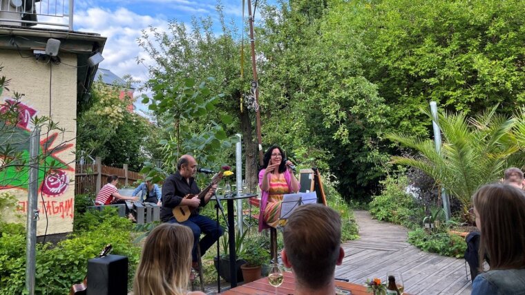 Carolina Rehrmann sings during the event "Beyond Borders"